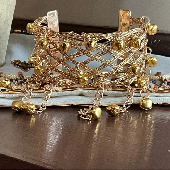 Chic Gold Mesh Bracelet with Dangling Beads - Picture 8 of 9